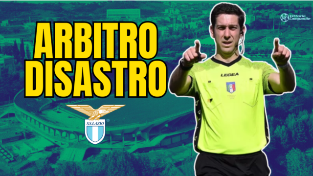 Arbitro Arena durante Lazio–Lecce, espressione incerta, simbolo delle controversie arbitrali della partita.