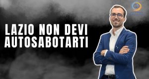Alberto Santi di DAZN in esclusiva: “La Lazio non deve autosabotarsi” Alberto Santi, telecronista DAZN, analizza la Lazio dopo la sconfitta con l’Inter: “Ha limiti ma potenziale, non deve autosabotarsi.”