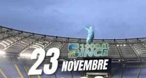 📺 Lazio-Lecce: Orario, Dove Vederla in TV e Streaming e Probabili Formazioni Grafica del giorno di Serie A che mostra il logo della Lazio e del Lecce, con l'orario 18:00 e il logo DAZN sullo sfondo dello Stadio Olimpico.