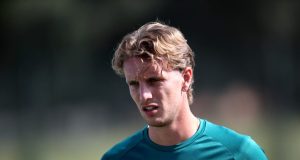 Lazio, caos infortuni: il caso Rovella è la goccia finale Niccolò Rovella in maglia Lazio, pensieroso a bordo campo, durante un momento di pausa.