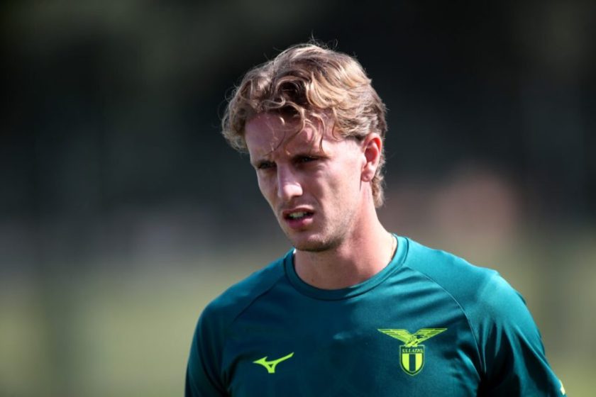 Nicolò Rovella in maglia Lazio sorridente pronto al rientro in campo