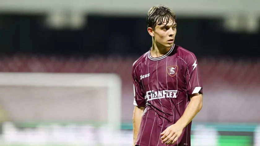 Sarri osserva giovani calciatori in allenamento durante valutazioni di mercato Under 23