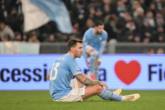 Romagnoli durante una partita della Lazio: escluse lesioni al flessore, rientro previsto dopo la sosta contro il Lecce. Romagnoli durante una partita della Lazio: escluse lesioni al flessore, rientro previsto dopo la sosta contro il Lecce.