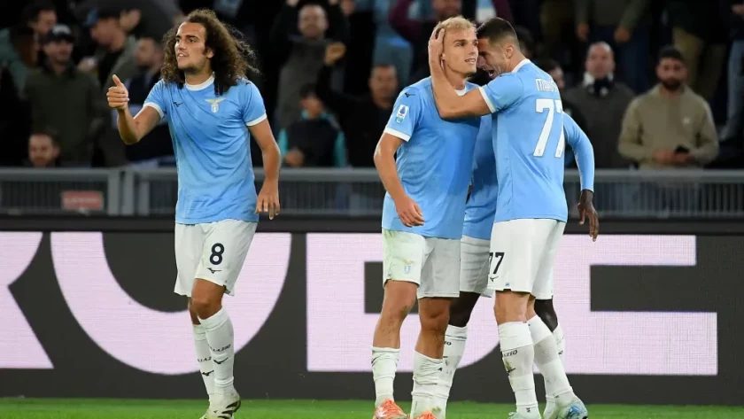 Gustav Isaksen in campo con la maglia della Lazio prima dell'operazione per pubalgia