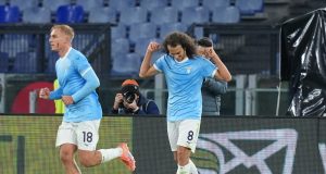 📈 La Migliore Lazio di Sarri: Ecco i Segnali Positivi visti col Lecce Grafica con i voti dei quotidiani per Lazio-Bologna, a sinistra Guendouzi esultante (migliore), a destra Gila disperato (peggiore).