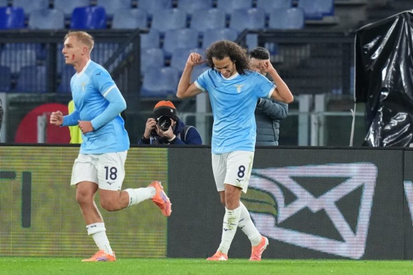 Matteo Guendouzi Lazio sguardo pensieroso durante riscaldamento, sfondo sfocato mercato.