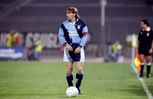Beppe Signori torna in FIGC, la critica della Gazzetta fa discutere: perché merita questa seconda possibilità Maglia Umbro della Lazio anni ’90, simbolo di un’epoca d’oro in cui il marchio inglese vestiva i club più iconici del calcio europeo.
