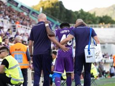Serie A, allarme infortuni: record storico e cause profonde Giocatore di Serie A a terra infortunato con staff medico che interviene