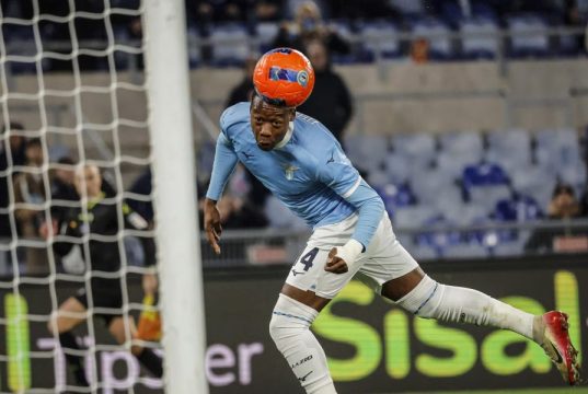 Lazio-Atalanta, le formazioni ufficiali: Noslin titolare, c’è Provstgaard Giocatori della Lazio in cerchio allo Stadio Olimpico prima del match.