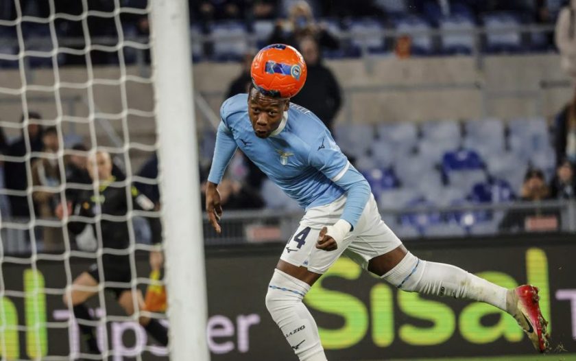 Giocatori della Lazio in cerchio allo Stadio Olimpico prima del match.