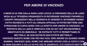 🚨 Scontro Totale Lazio-Curva Nord: “Ricatto Vile sul Nome di Paparelli”. Il Comunicato Ufficiale na foto ad alto impatto di tifosi della Lazio uniti fuori dallo stadio a Ponte Milvio, in protesta, con un grande striscione che non possono esporre. curva nord paparelli