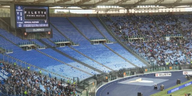 Stadio Olimpico con settori vuoti durante la protesta dei tifosi della Lazio