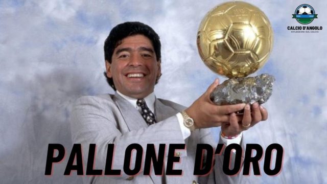 Diego Armando Maradona con la maglia del Napoli, il genio argentino che nonostante i trionfi non vinse mai il Pallone d’Oro.