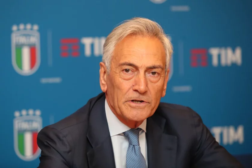 Gabriele Gravina durante la conferenza stampa FIGC, microfono e sfondo federale