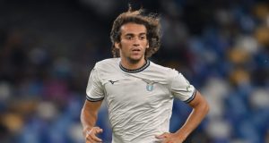 Guendouzi nel mirino del Sunderland: Lazio sotto assedio Matteo Guendouzi con la maglia della Lazio in azione, sguardo deciso e palla al piede