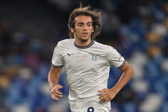 Guendouzi nel mirino del Sunderland: Lazio sotto assedio Matteo Guendouzi con la maglia della Lazio in azione, sguardo deciso e palla al piede