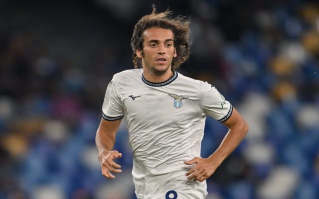 Matteo Guendouzi con la maglia della Lazio in azione, sguardo deciso e palla al piede
