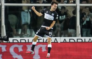 Lazio mercato, idea Tommaso Berti per Sarri: un U23 per aggirare il blocco Tommaso Berti in azione con la maglia del Cesena, giovane centrocampista classe 2004