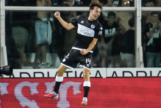 Lazio mercato, idea Tommaso Berti per Sarri: un U23 per aggirare il blocco Tommaso Berti in azione con la maglia del Cesena, giovane centrocampista classe 2004