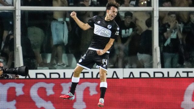 Tommaso Berti in azione con la maglia del Cesena, giovane centrocampista classe 2004
