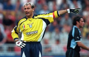 Profili Lazio – Luca Marchegiani: il Duca tra i pali biancocelesti Luca Marchegiani con la maglia della Lazio: il portiere del “rigore a Giannini” e simbolo di eleganza e sicurezza tra i pali biancocelesti.