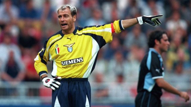 Luca Marchegiani con la maglia della Lazio: il portiere del “rigore a Giannini” e simbolo di eleganza e sicurezza tra i pali biancocelesti.