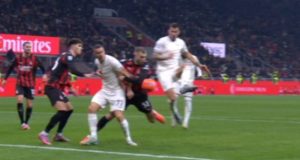 🎧 Audio VAR Milan-Lazio: Svelato il Dialogo Collu-Di Paolo. “C’è Fallo Prima del Mani… per me…” L'arbitro Collu al monitor del VAR durante Milan-Lazio sta decidendo se assegnare il rigore per fallo di mano di Pavlovic o fallo in attacco di Marusic.