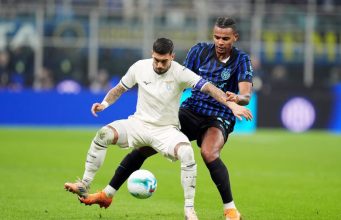 🗣️ Zaccagni suona la carica: “Rabbia Udinese, Sarri ci ha detto cosa fare. Napoli? Temo lui…” Mattia Zaccagni, capitano della Lazio, esulta con grinta dopo un gol, indicando lo stemma.