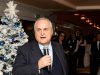 Lotito all’attacco: “La Lazio non fallisce, ci hanno danneggiato” Claudio Lotito durante la cena di Natale della Lazio mentre parla del mercato bloccato e della situazione societaria.