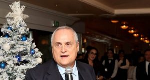 💰 Lotito show: “Lazio, patrimonio da 650 milioni! Altro che fallire”. E sullo Stadio… Claudio Lotito sorridente mentre parla ai microfoni, con una sovrimpressione grafica dei numeri finanziari (300M, 350M).