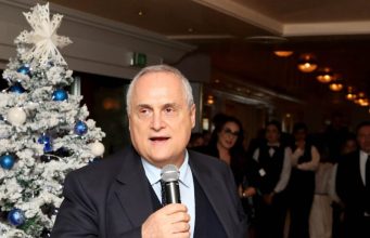 💰 Lotito show: “Lazio, patrimonio da 650 milioni! Altro che fallire”. E sullo Stadio… Claudio Lotito sorridente mentre parla ai microfoni, con una sovrimpressione grafica dei numeri finanziari (300M, 350M).