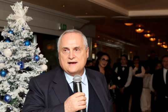 Lotito all’attacco: “La Lazio non fallisce, ci hanno danneggiato” Claudio Lotito durante la cena di Natale della Lazio mentre parla del mercato bloccato e della situazione societaria.