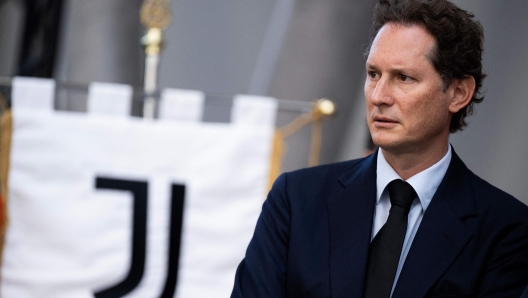 John Elkann durante un evento ufficiale a Torino, al centro delle discussioni sulla possibile cessione della Juventus. John Elkann durante un evento ufficiale a Torino, al centro delle discussioni sulla possibile cessione della Juventus.