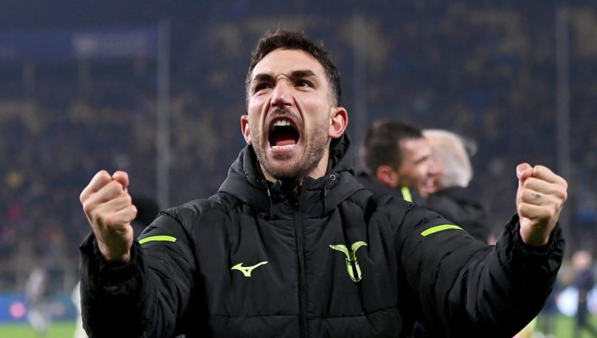 Danilo Cataldi palla al piede con la maglia della Lazio