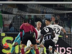 Arbitri. la Lazio non ci sta: forte disappunto verso la Lega Dirigenti della Lazio durante una partita di Serie A mentre osservano una decisione arbitrale contestata