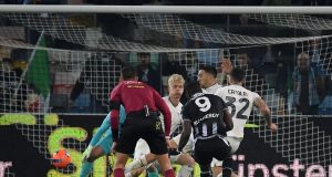 Arbitri. la Lazio non ci sta: forte disappunto verso la Lega Dirigenti della Lazio durante una partita di Serie A mentre osservano una decisione arbitrale contestata