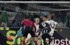 Arbitri. la Lazio non ci sta: forte disappunto verso la Lega Dirigenti della Lazio durante una partita di Serie A mentre osservano una decisione arbitrale contestata