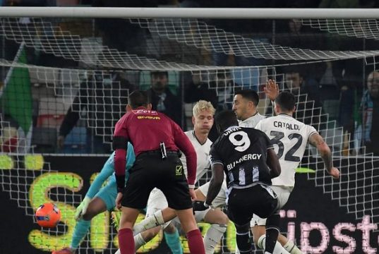 Arbitri. la Lazio non ci sta: forte disappunto verso la Lega Dirigenti della Lazio durante una partita di Serie A mentre osservano una decisione arbitrale contestata