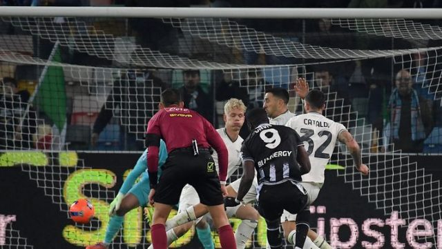 Dirigenti della Lazio durante una partita di Serie A mentre osservano una decisione arbitrale contestata