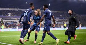 Cuore Lazio: meno qualità, più grinta. Sarri cambia l’anima Giocatori della Lazio uniti e combattivi durante una partita, simbolo della nuova grinta e mentalità voluta da Sarri.
