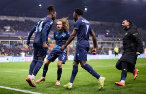 Cuore Lazio: meno qualità, più grinta. Sarri cambia l’anima Giocatori della Lazio uniti e combattivi durante una partita, simbolo della nuova grinta e mentalità voluta da Sarri.