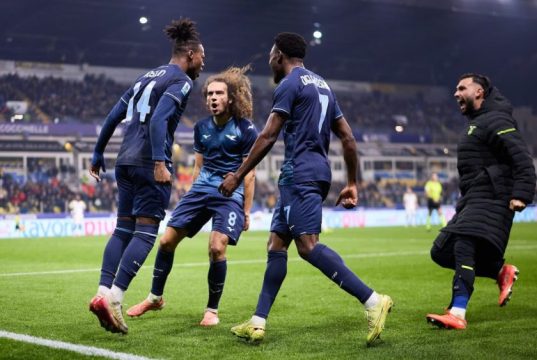 Cuore Lazio: meno qualità, più grinta. Sarri cambia l’anima Giocatori della Lazio uniti e combattivi durante una partita, simbolo della nuova grinta e mentalità voluta da Sarri.