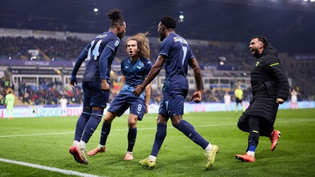 Giocatori della Lazio uniti e combattivi durante una partita, simbolo della nuova grinta e mentalità voluta da Sarri. Giocatori della Lazio uniti e combattivi durante una partita, simbolo della nuova grinta e mentalità voluta da Sarri.