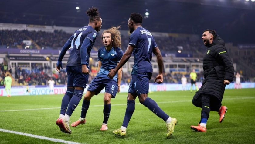 Giocatori della Lazio uniti e combattivi durante una partita, simbolo della nuova grinta e mentalità voluta da Sarri.