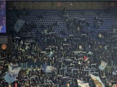 🏟️ Lotito Sempre Più Solo: L’Olimpico unito contro di lui. “Oltre alla faccia ci mettiamo il cuore” I tifosi della Lazio espongono lo striscione "Oltre alla faccia ci mettiamo il cuore" in Tribuna Tevere durante la partita di Coppa Italia contro il Milan. Lotito