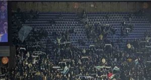 🏟️ Lotito Sempre Più Solo: L’Olimpico unito contro di lui. “Oltre alla faccia ci mettiamo il cuore” I tifosi della Lazio espongono lo striscione "Oltre alla faccia ci mettiamo il cuore" in Tribuna Tevere durante la partita di Coppa Italia contro il Milan. Lotito