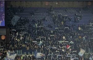 🏟️ Lotito Sempre Più Solo: L’Olimpico unito contro di lui. “Oltre alla faccia ci mettiamo il cuore” I tifosi della Lazio espongono lo striscione "Oltre alla faccia ci mettiamo il cuore" in Tribuna Tevere durante la partita di Coppa Italia contro il Milan. Lotito