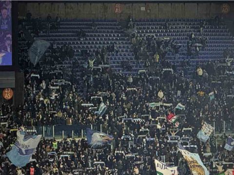 🏟️ Lotito Sempre Più Solo: L’Olimpico unito contro di lui. “Oltre alla faccia ci mettiamo il cuore” I tifosi della Lazio espongono lo striscione "Oltre alla faccia ci mettiamo il cuore" in Tribuna Tevere durante la partita di Coppa Italia contro il Milan. Lotito
