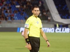 🔴 Udinese-Lazio 1-1: Altro scandalo arbitrale! Davis pareggia al 95′ tra le polemiche. Vecino non basta L'arbitro Colombo circondato dai giocatori della Lazio che protestano furiosamente al termine di Udinese-Lazio.