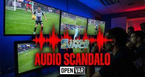 🚨 Lazio, ora è ufficiale: ecco l’audio SCANDALO del VAR sul gol di Davis! “Non è immediato…”. E spunta un errore clamoroso Una sala VAR con i monitor che mostrano l'azione di Udinese-Lazio e una grafica con onde sonore audio.